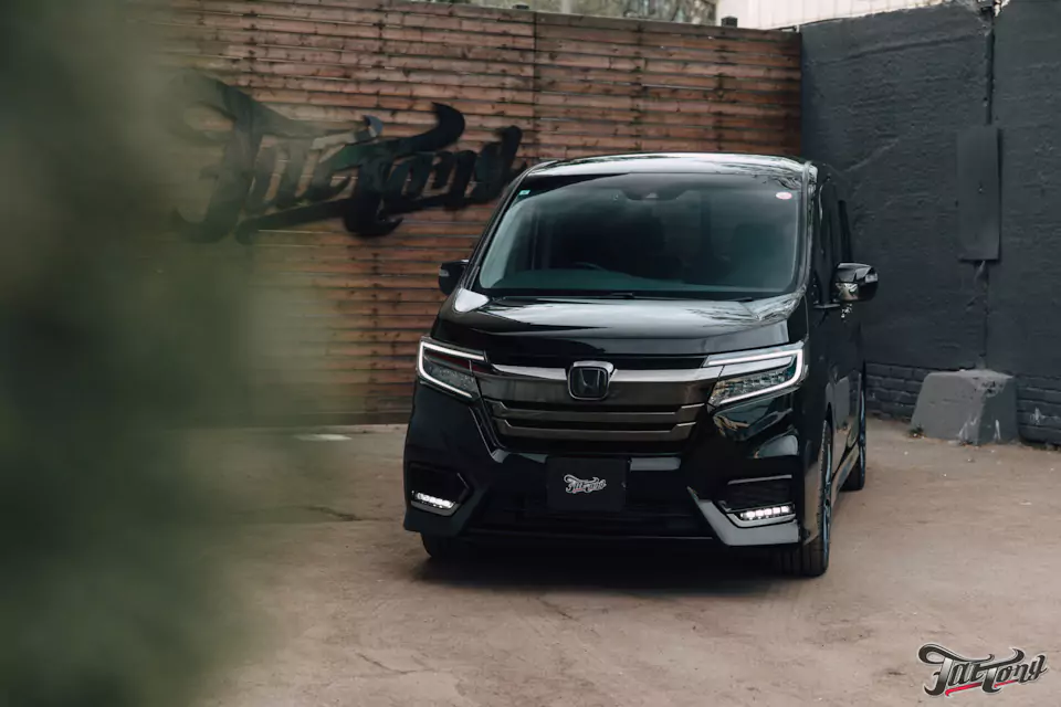 Забронировали Honda Stepwgn прозрачным глянцевым полиуретаном